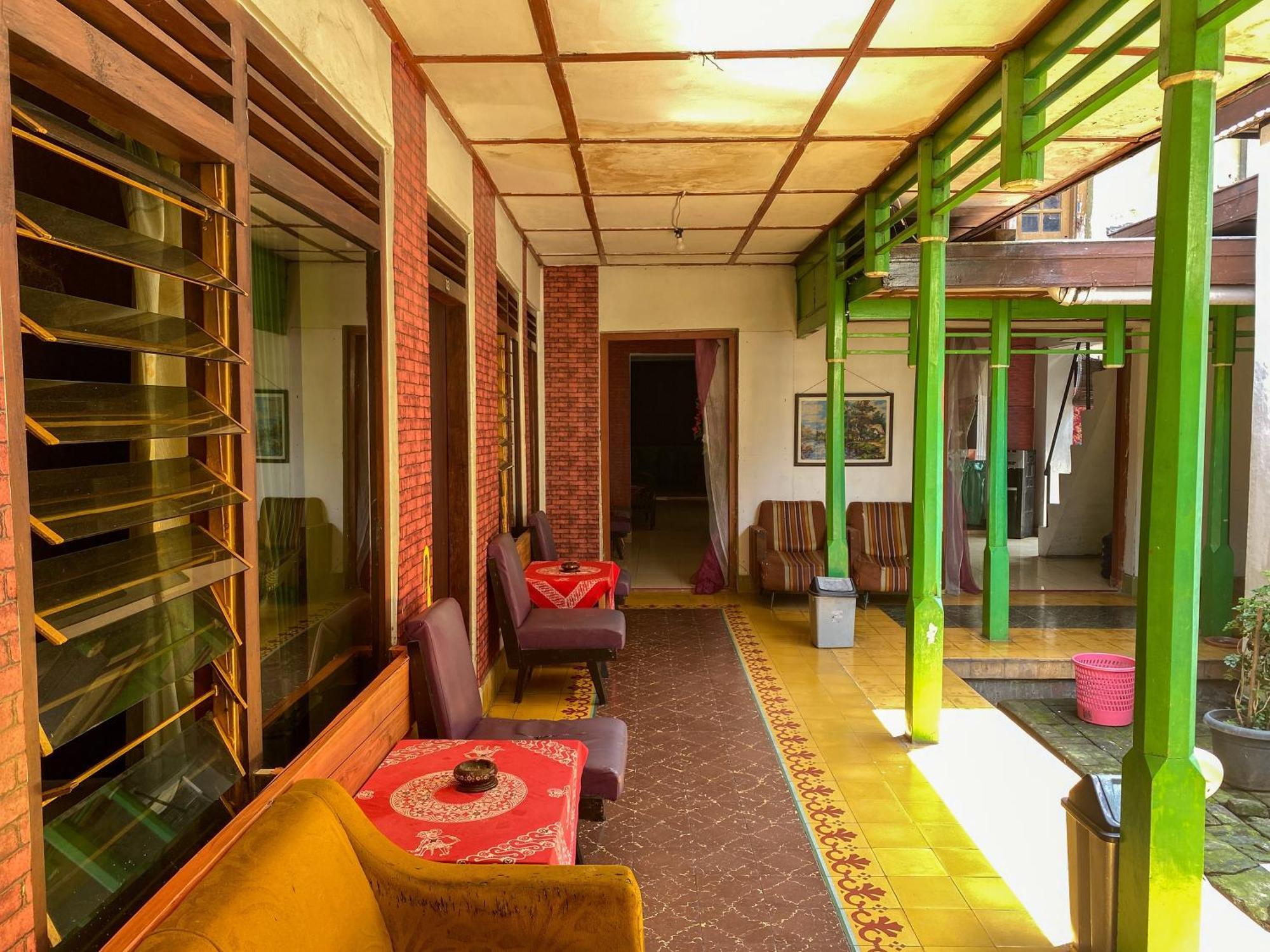 Parikesit Guest House Yogyakarta Bagian luar foto