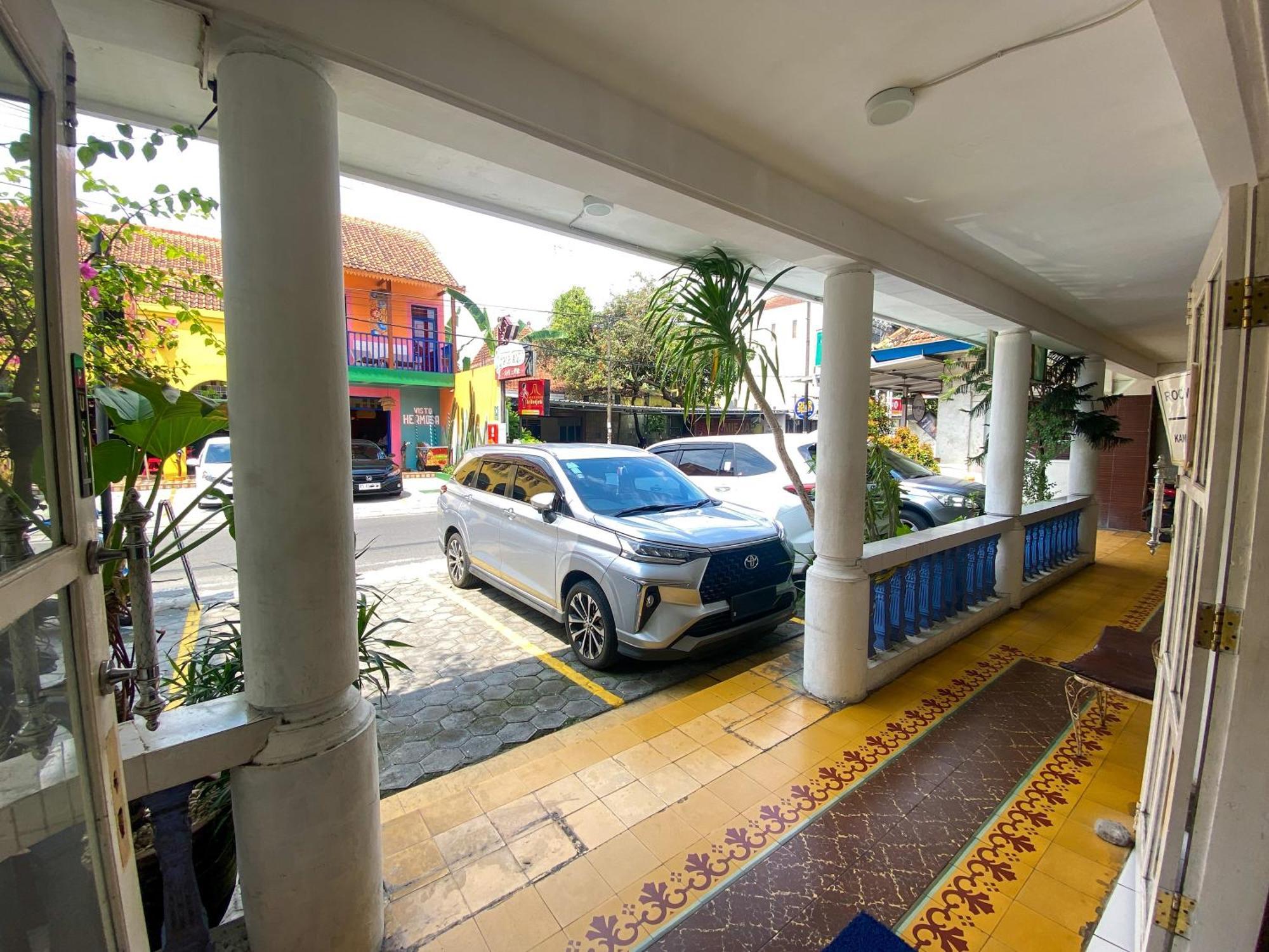 Parikesit Guest House Yogyakarta Bagian luar foto
